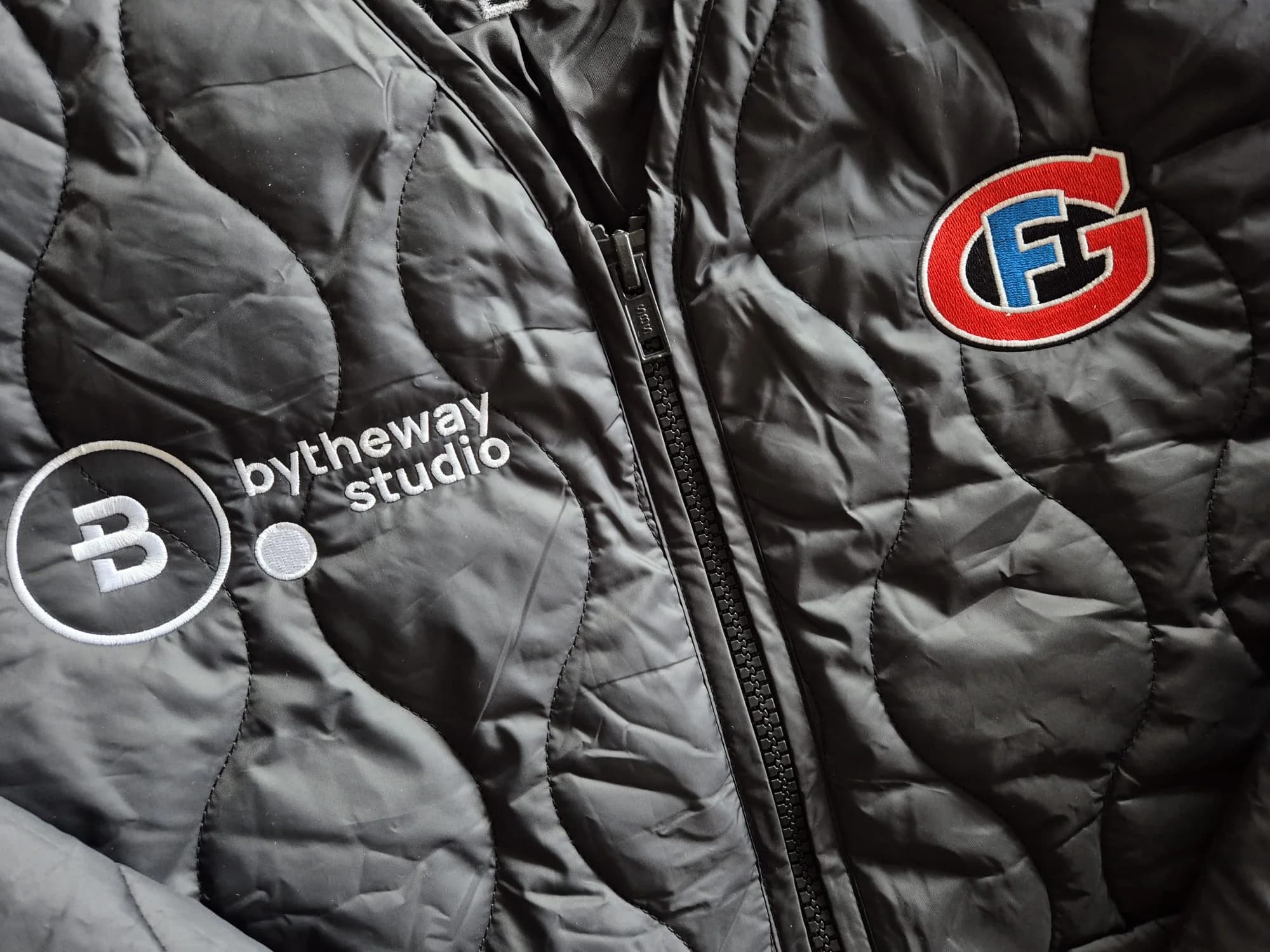 Détail broderie Sprunger — logo personnalisé haute qualité