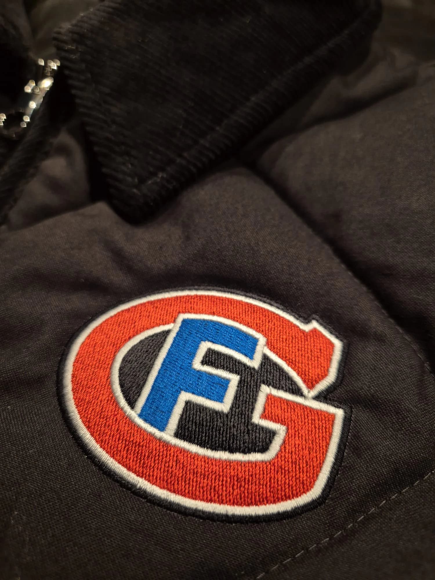 Détail broderie Rathgeb — logo brodé sur mesure