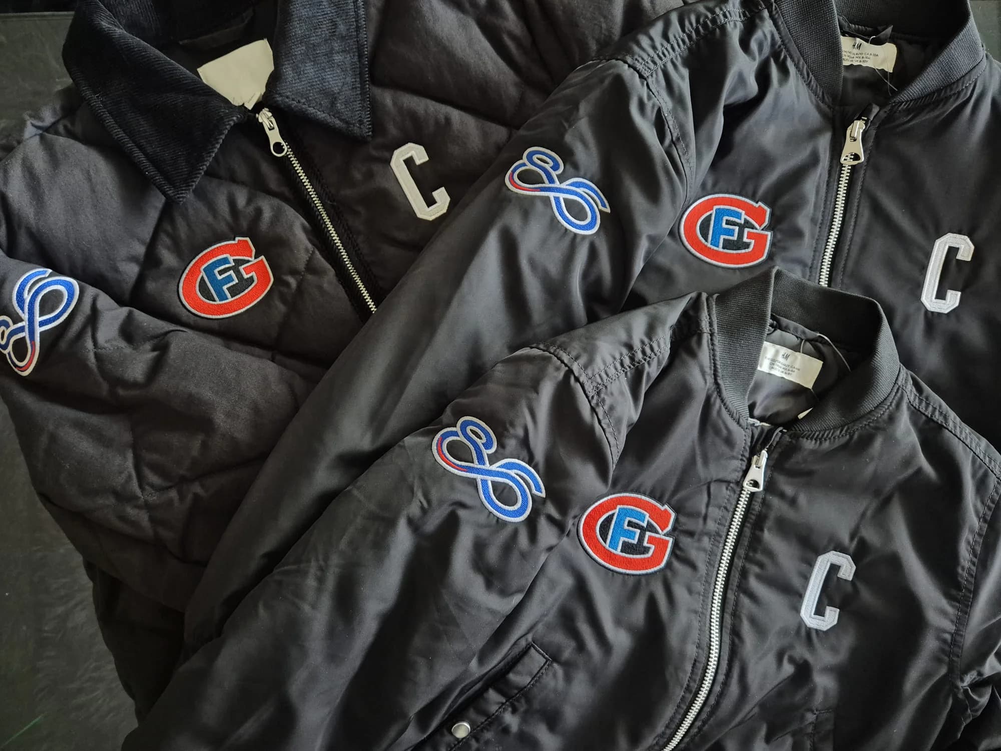 Casquettes brodées personnalisées — détail finition artisanale