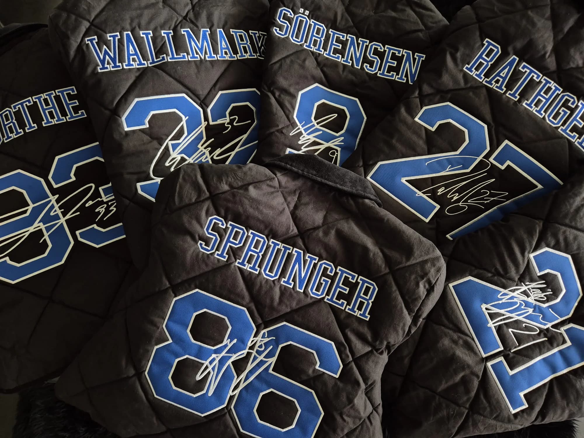 Détail broderie artisanale Mager Mauron — finition haute précision