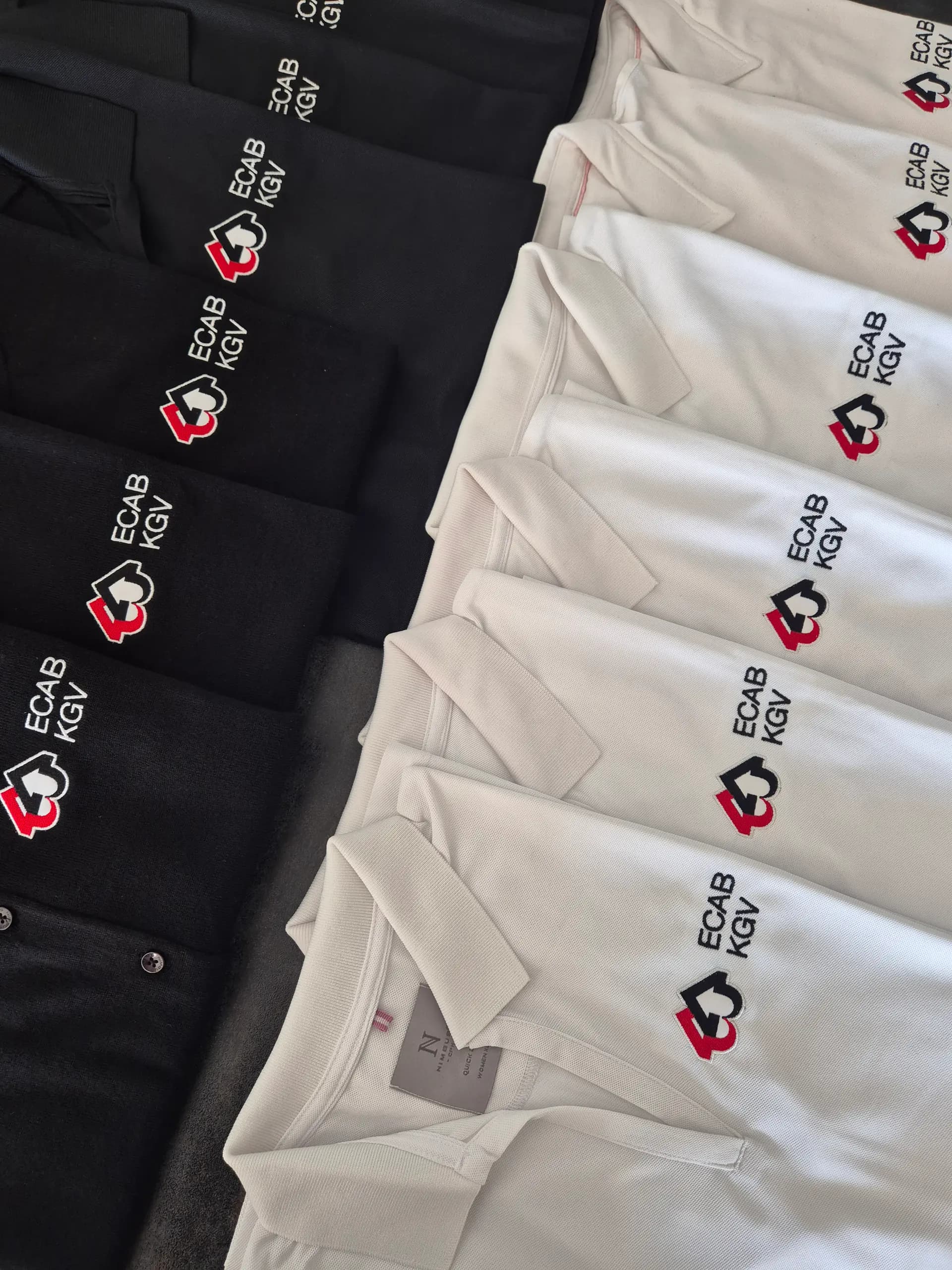 Logo d'entreprise brodé sur textile rouge — broderie professionnelle BrodeArt Suisse